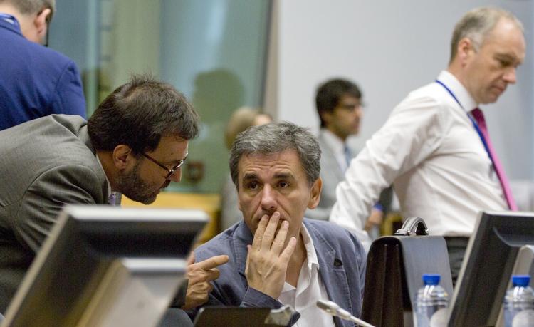 krav. Grækenlands finansminister, Euclid Tsakalotos, (i midten) har ikke fået fribillet til tag selv-bordet med nødlån. Et EU-topmøde har givet grækerne to dage til at vedtage reformer, før der kan forhandles om nye lån. 