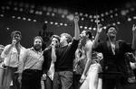 Wembley. George Michael, promoter Harvey Goldsmith, Bono, Paul McCartney, Bob Geldorf og Freddie Mercury ved den store Live Aid-finale på Wembley-stadion. 