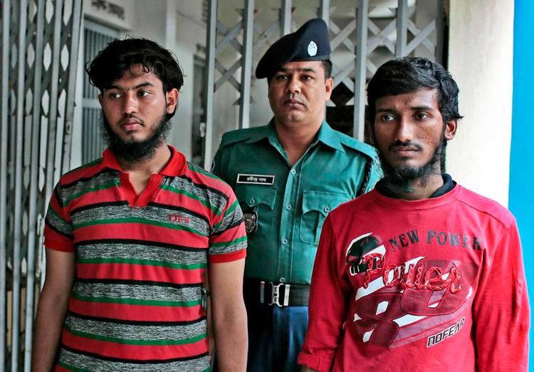 tiltalt. De to mænd, som det lykkedes Labannya Hiijra at fange på gaden i Dhaka. De er nu tiltalt for mordet på islamkritiske blogger Oyasiqur Rahman. Han blev hakket i hjel med macheter. De to har tilstået drabet. 