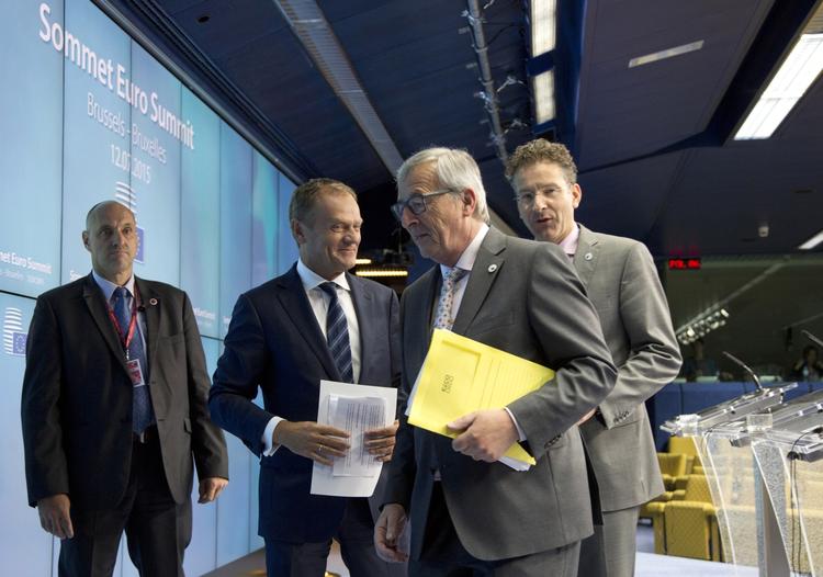 Kompromis. Kommissionsformand Jean-Claude Juncker (i forgrunden) efter de afgørende forhandlinger. 