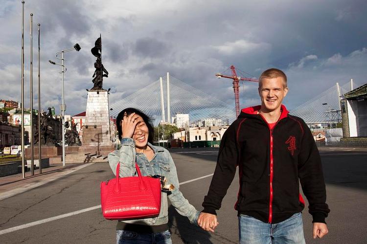 Undtagelse. Selvom Vladivostok ligger tæt på Kina, er der en stor kulturel barriere. Russisk-kinesiske ægteskaber er få - her udgør Han Xiao og Aleksandr Kusjnr en undtagelse. 