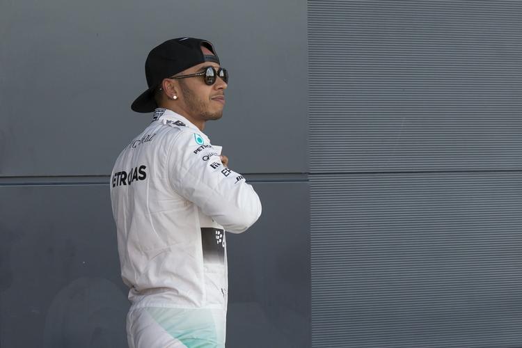 Ude. Lewis Hamilton blev tilbudt at låne tøj, men nej... 