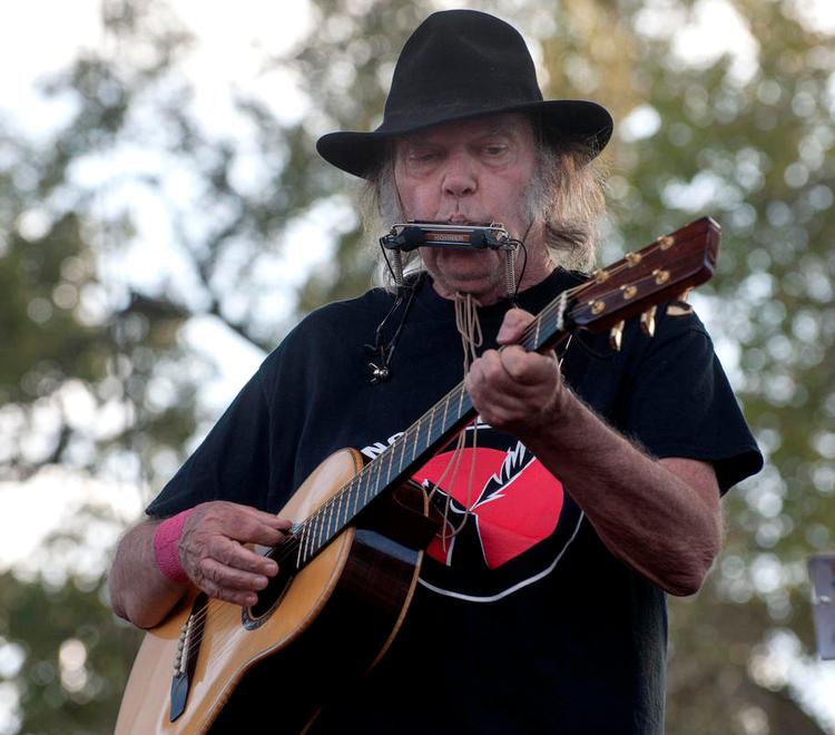 miljøaktivist. Neil Young er en mand med mange sager. Her protesterer han mod The Keystone Pipeline, en planlagt olieledning fra Canada ned gennem adskillige stater i USA. 