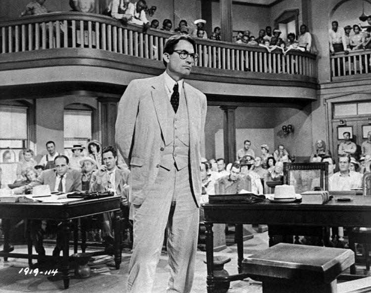 Fald. Atticus Finch, her i filmversion med Gregory Peck bag kostumet, bliver alvorligt stækket som helt i Harper Lees nye bog. 
