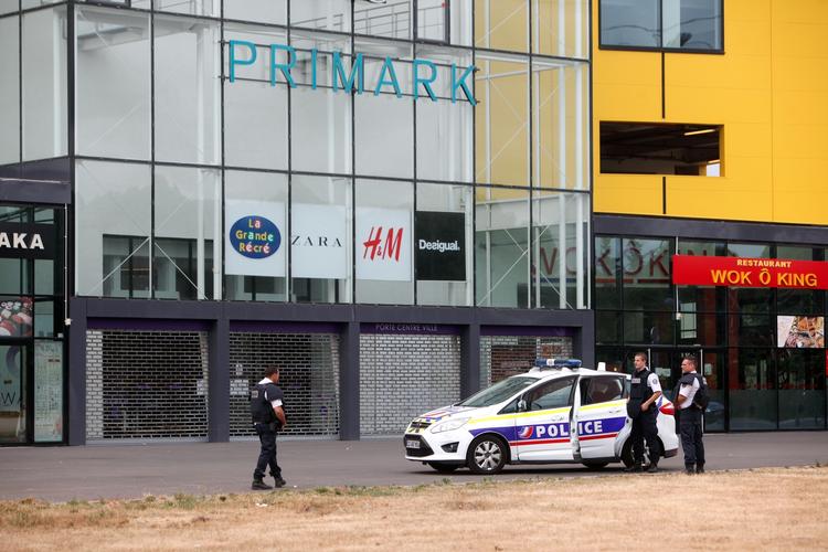 Drama. 18 personer blev holdt som gidsler efter et mislykket røveriforsøg i en tøjbutik uden for Paris. 