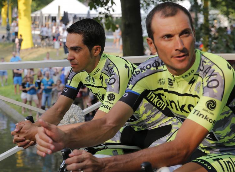 Ude. Alberto Contador (tv) må klare sig uden Ivan Basso i jagten på endnu en Tour-titel. 