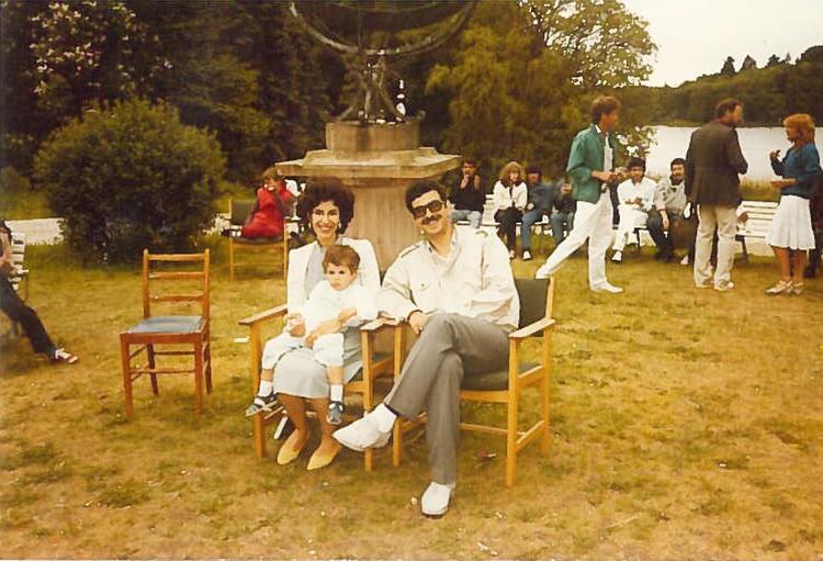 ASYL. Da jeg fyldte 2 år, besluttede centerlederen at holde fødselsdag for mig, fordi jeg var asylcenterets yngste beboer, skriver Abdel Aziz Mahmoud i Politiken. 