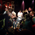 Surprise. Efter at have drukket øl og hængt ud på La Fontaine blev Lady Gaga og band kaldt på scenen og spillede omkring tre sange. 