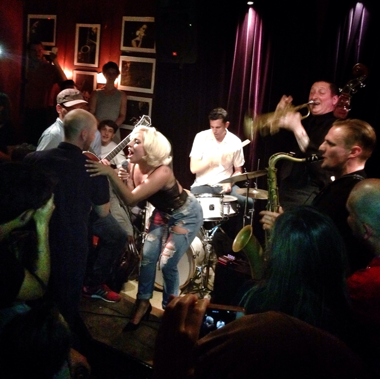 Surprise. Efter at have drukket øl og hængt ud på La Fontaine blev Lady Gaga og band kaldt på scenen og spillede omkring tre sange. 