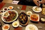 Nordkoreansk. På restaurant Pyongyang i Vladivostok kommer retterne i en lind strøm – and, lammekødsgryde, kimchi og en masse andre delikate småretter, hvis indhold ikke er helt let at gennemskue. 