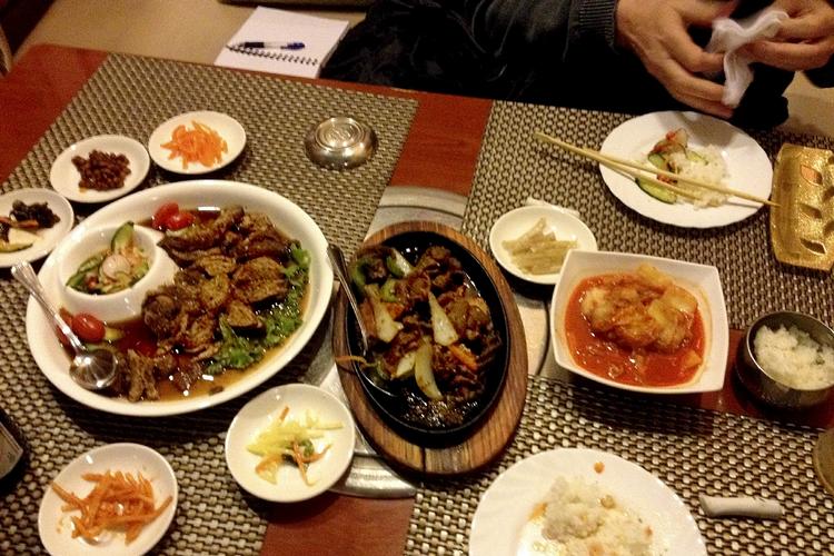 Nordkoreansk. På restaurant Pyongyang i Vladivostok kommer retterne i en lind strøm – and, lammekødsgryde, kimchi og en masse andre delikate småretter, hvis indhold ikke er helt let at gennemskue. 