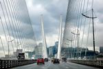 Investering. Det horns bro er et symbol på de øgede russiske investeringer i Vladivostok. Broen blev bygget forud for Apec-topmødet i 2012 mellem lederne af 21 nationer ved Stillehavet. Da Vladivostok blev etableret i 1860, var det ikke som en bro, men som en fæstning mod Japan, Kina og andre stillehavsmagter. Fra 1958 og frem til 1992, året efter Sovjetunionens opløsning, var byen lukket for udlændinge. 
