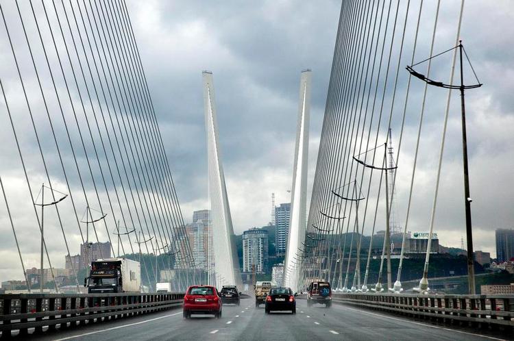 Investering. Det horns bro er et symbol på de øgede russiske investeringer i Vladivostok. Broen blev bygget forud for Apec-topmødet i 2012 mellem lederne af 21 nationer ved Stillehavet. Da Vladivostok blev etableret i 1860, var det ikke som en bro, men som en fæstning mod Japan, Kina og andre stillehavsmagter. Fra 1958 og frem til 1992, året efter Sovjetunionens opløsning, var byen lukket for udlændinge. 