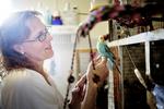 Gitta Hansen undskylder, at hun har fugle, katten Laban og den 50 kilo tunge schæfer Mille, for det koster jo penge at have husdyr. Men det er dem, som giver hende livskvalitet, og turene med hunden er det, som holder hende i gang trods smerter. 