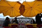 STORBYFERIE. Det er muligt, men aldrig billigt at købe flybilletter i sidste øjeblik. En tur til Lissabons parasoller er blandt de relativt dyre fornøjelser. 