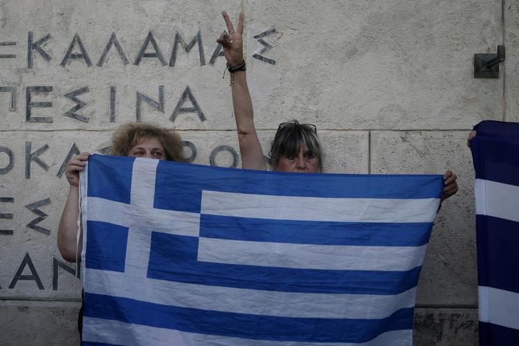 kædereaktion. Usikkerheden om Grækenland førte i begyndelsen af måned til et rentefald, men efter aftalen om den græske gæld peger pilen nu den anden vej. Billedet er fra Athen i går, hvor vrede grækere protesterede mod aftalen. 