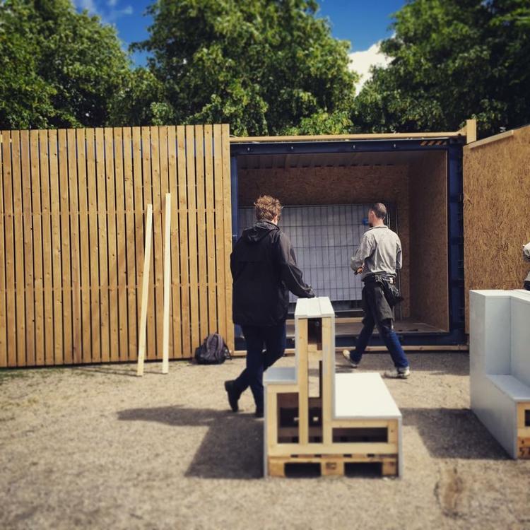 CAFÉ. I dag påbegynder de frivillige venligboere arbejdet med at indrette containeren om til en ny frivillig café ved Enghaveparken på Vesterbro. 