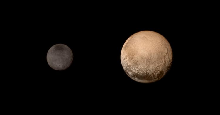 Rummission. Pluto ses her med sin måne, der har navnet Charon. 