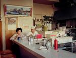 Nabolag. I 1980 forevigede Janet Delaney 'Helen and her Husband at the Helen Café, 486 Sixth Street' i et billede, der er spækket med fine detaljer. 