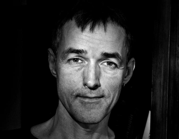 Selvpublicering. Forfatteren Nis Jakob er også sin egen forlægger. Han udgiver sine bøger på forlaget Billige eBøger, der leverer bøgerne direkte i læserens indbakke. 