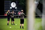Kigger. Jess Thorup har mest haft observatørstatus på træningsbanen de første dage som ny cheftræner i FC Midtjylland. Assistenterne Brian Priske og Lars Friis har styr på, hvad aftenens modstander kan og er værd, så de står for forberedelserne til kampen mod Lincoln FC. 