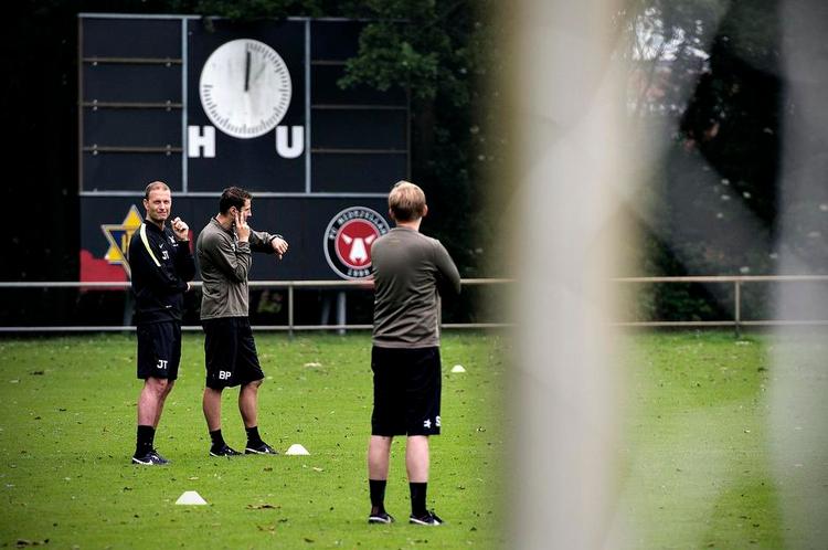 Kigger. Jess Thorup har mest haft observatørstatus på træningsbanen de første dage som ny cheftræner i FC Midtjylland. Assistenterne Brian Priske og Lars Friis har styr på, hvad aftenens modstander kan og er værd, så de står for forberedelserne til kampen mod Lincoln FC. 