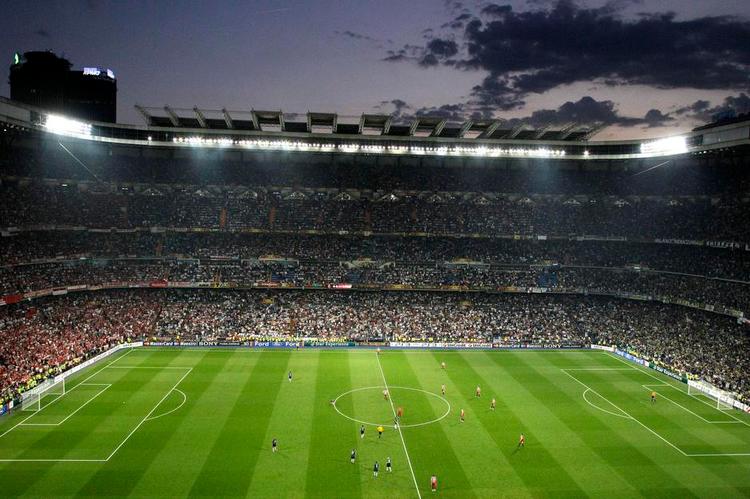 Sammenligning. Stefan Szymanski sammenligner færøske Havnar Bóltfelag og spanske Real Madrid (på billedet). De er hovedstadsklubber og har vundet deres nationale mesterskaber mange gange. Stadionerne er dog ikke helt sammenlignelige. 