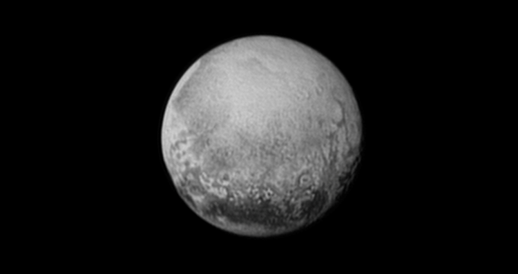 Pletskud. Sådan har du aldrig set Pluto før og om cirka et døgn vil der blivet serveret et, der er endnu bedre. For Nasas rumsonde 'New Horizons' er nået frem til den iskolde dværgplanet efter knap ti års rejse. 