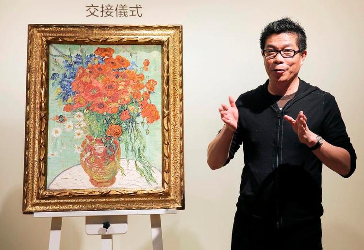 Samler. Her, i 2014, har kinesisk mediemogul og kunstsamler Wang Zhongjun lige købt van Goghs 'Vase with Daisies and Poppies' på Christie's til 61 millioner dollars - den højeste pris for et van Gogh-stilleben nogensinde. 
