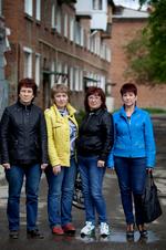 Nytteløst. »Vi har opgivet at demonstrere, det hjælper alligevel ikke noget«, siger Tatjana Svjagina længst til højre. Hendes eks kolleger på papirfabrikken er fra venstre Tatjana Firsova, Ljudmila Kondratenko og Anna Grosjekova, mens Tatjana Bun ikke ville være med på billedet. 