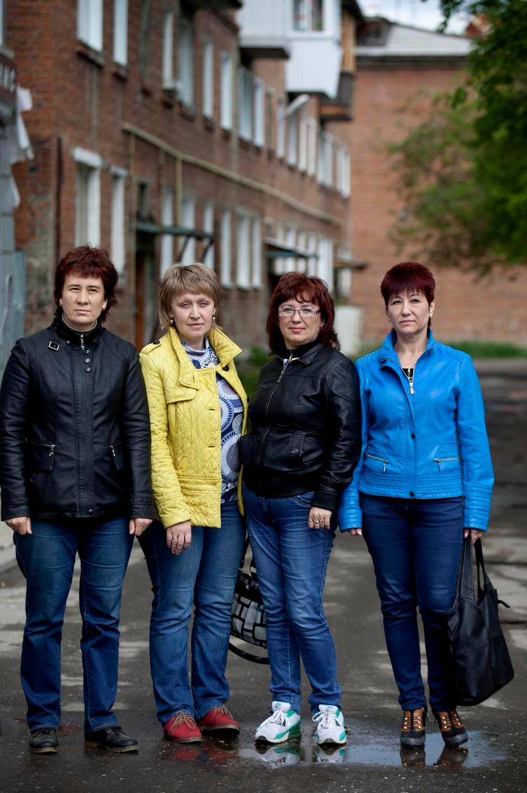 Nytteløst. »Vi har opgivet at demonstrere, det hjælper alligevel ikke noget«, siger Tatjana Svjagina længst til højre. Hendes eks kolleger på papirfabrikken er fra venstre Tatjana Firsova, Ljudmila Kondratenko og Anna Grosjekova, mens Tatjana Bun ikke ville være med på billedet. 