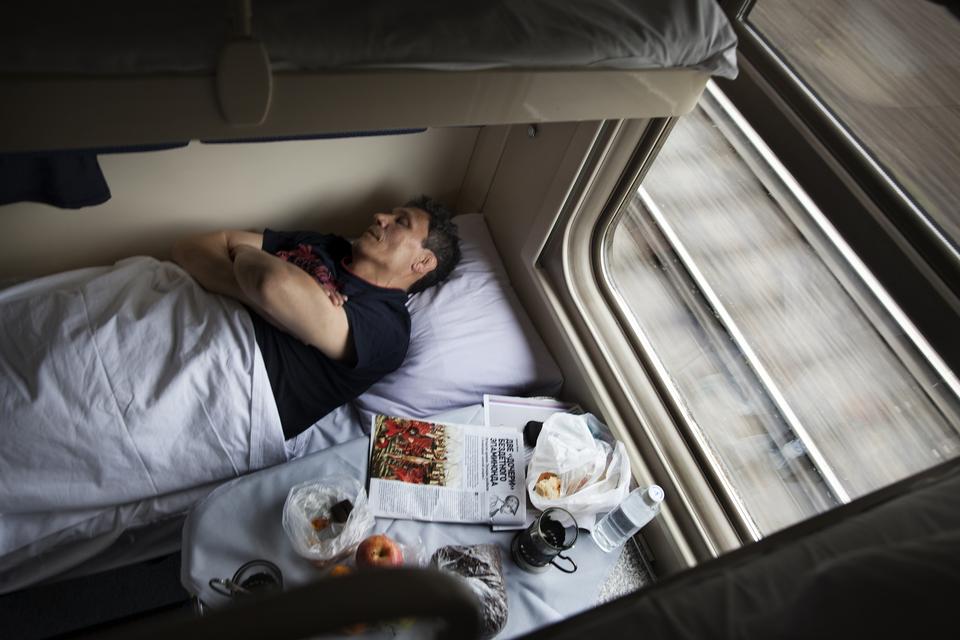 Aleksandr sover i sin kupe. 