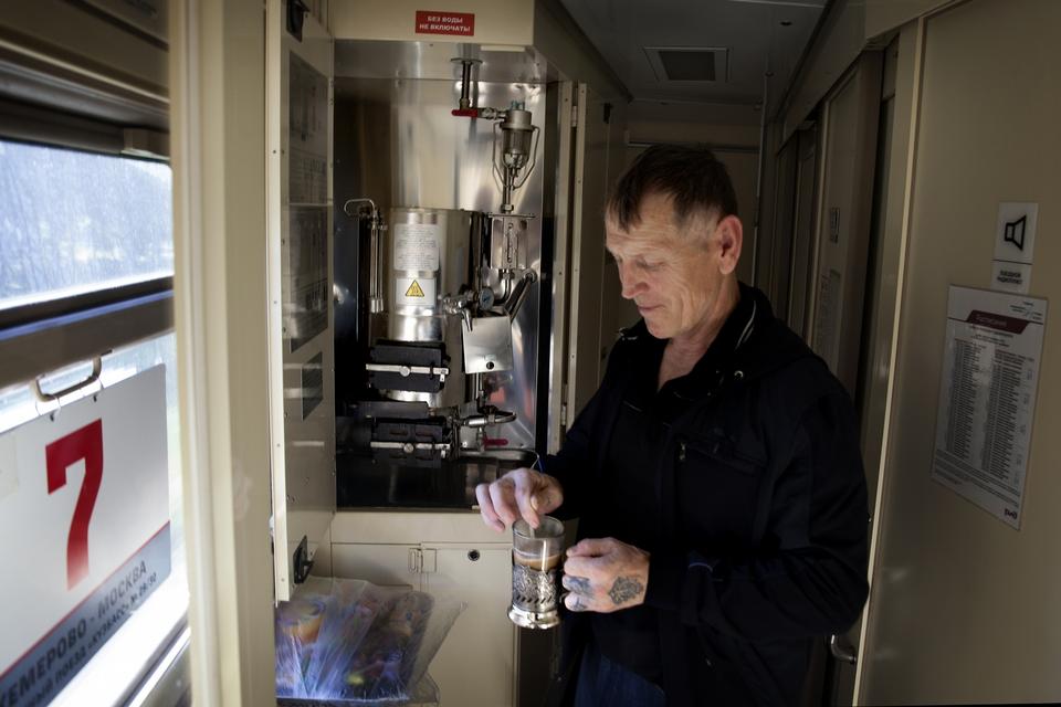 Alle togvogne er udstyret med en samovar sørger for at der er varmt vand til bla te, på hele turen. 