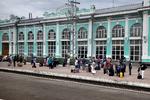 Der er mange smukke, farverige stationsbygninger på ruten. 
