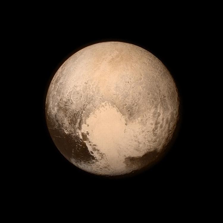 pluto. Der er langt ud til solsystemets grænseland. Rumsonden, der har taget det første billede af dværgplaneten, rejser med en hastighed på 50.000 km/timen. 