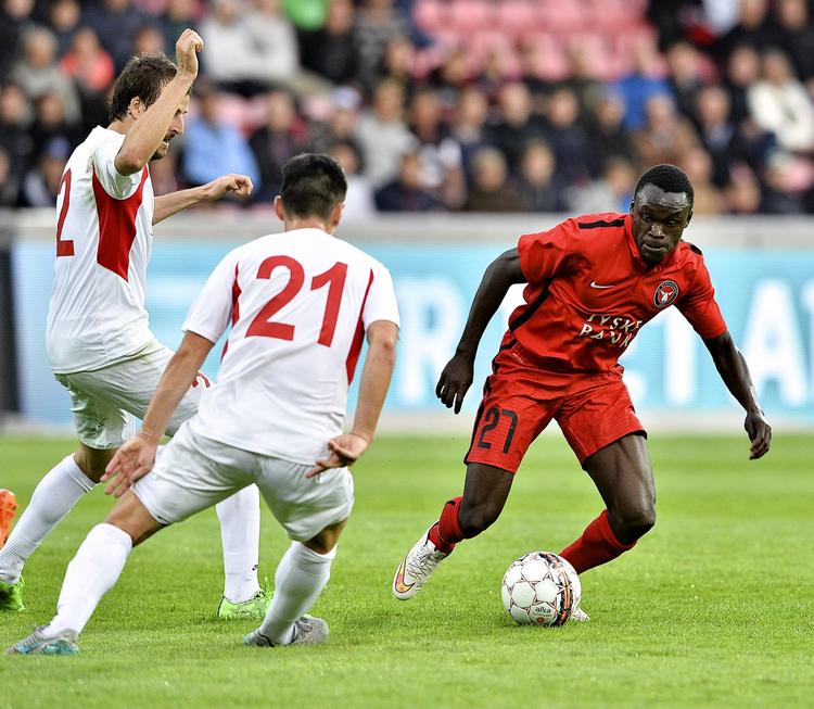 Kvalifikation.  FC Midtjyllands Pione Sisto dribler i kampen mod Lincoln FC. 