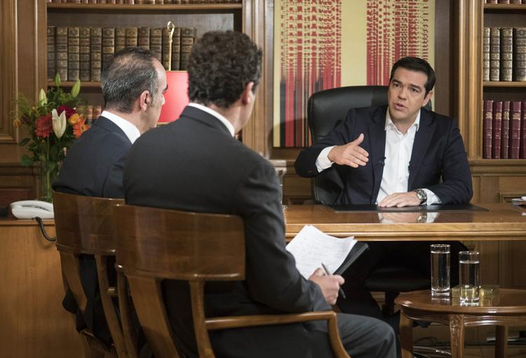 Eurokrise. Grækenlands ministerpræsident, Alexis Tsipras optrådte på græsk tv her til aften og beklagere låneaftalen. 