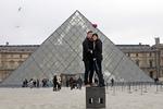 FRANKRIG. Det er ok at bruge selfiestangen uden for Louvre i Paris. Men inde på museet må man ikke fotografere med mobiltelefon. 