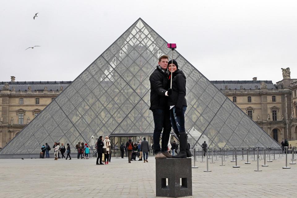 FRANKRIG. Det er ok at bruge selfiestangen uden for Louvre i Paris. Men inde på museet må man ikke fotografere med mobiltelefon. 