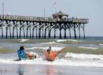 BESKYTTET. Strandgæster i North Carolina holder sig tæt på kysten. Uden for fare. 