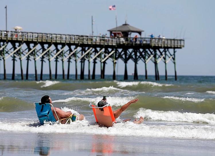 BESKYTTET. Strandgæster i North Carolina holder sig tæt på kysten. Uden for fare. 