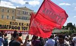 Protest. Demonstranter er så småt begyndt at samle sig i Athen, hvor der ventes stærke protester i aften, mens parlamentet behandler den nye græske låneaftale med EU. 