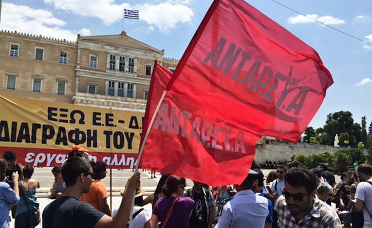 Protest. Demonstranter er så småt begyndt at samle sig i Athen, hvor der ventes stærke protester i aften, mens parlamentet behandler den nye græske låneaftale med EU. 