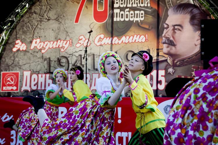 Sejr. 70-året for sejren under Anden Verdenskrig markeres i Novosibirsk. Politiken var med til byfesten. 