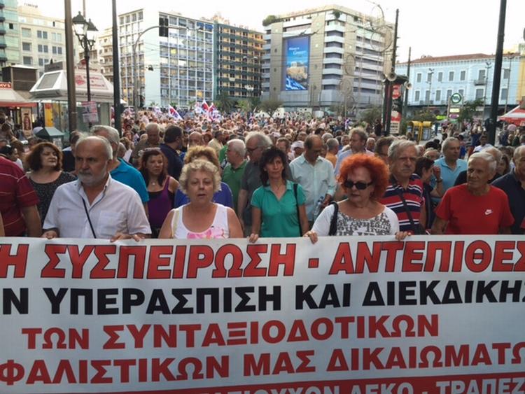 Skæbnetime. Mens indbyggerne i massevis demonstrerer udenfor, sidder de græske politikere i parlamentet - klar til at stemme en ny redningsaftale fra EU igennem. 