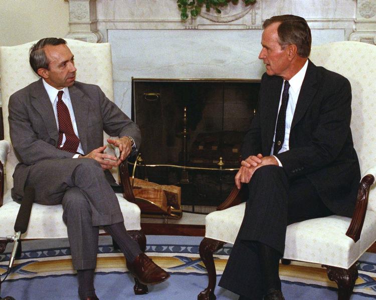 Ekspræsident. George Bush Senior var præsident i fire år. Her ses han i 1990 i Det Hvide Hus. 