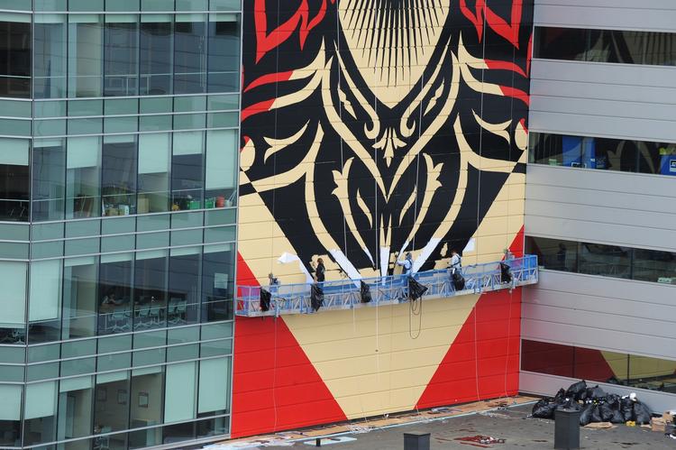 limet. Her ses Faireys signaturmotiv 'Andre The Giant' klistret uløseligt fast på facaden af en bygning med såkaldt melklister. 