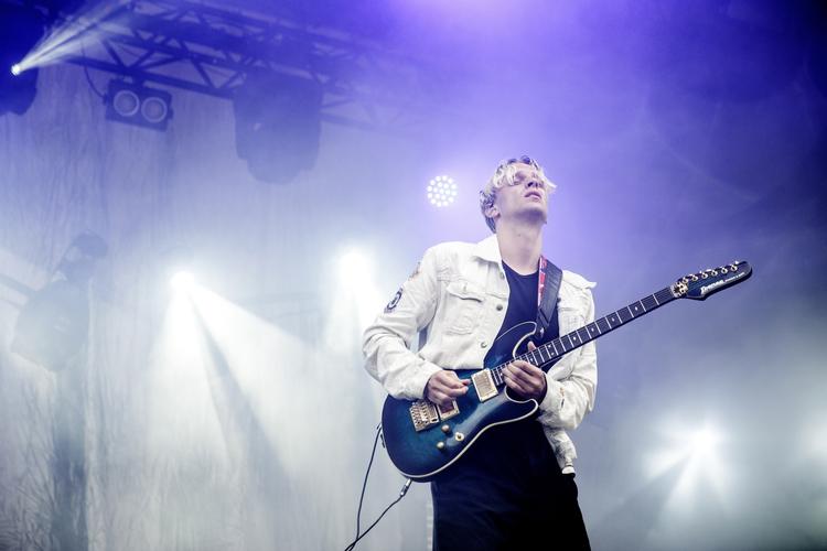 Nydelsesfuldt. Scarlet Pleasures frontmand Emil Goll ses her under en koncert på Northside i juni. 