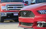 TREND. Amerikanske bilkøbere vil have power og luksus. Det illustreres her af Ford F-serie pickup (bagerst) og Ford Mustang. 
