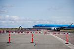 TRAVLHED. Der er kun få minutter mellem flyene, der lander lidt på tværs af byggeområdet. 